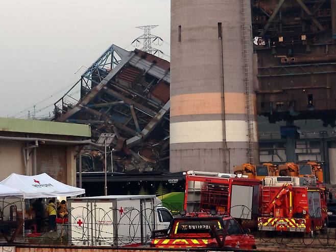 Firefighters conduct search and rescue operations for missing workers at the site of the boiler tower collapse at Korea East-West Power’s Ulsan Thermal Power Plant in Nam District, Ulsan, early on Nov. 7. [NEWS1]