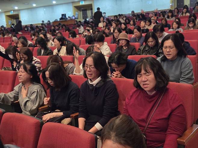 기독학부모들이 전국기독학부모연합회 주최 제3회 ‘2025 거룩한 성회–학부모 연합 집회’가 열린 6일 오후 서울 서대문구 연세대 대강당에서 기도하고 있다.