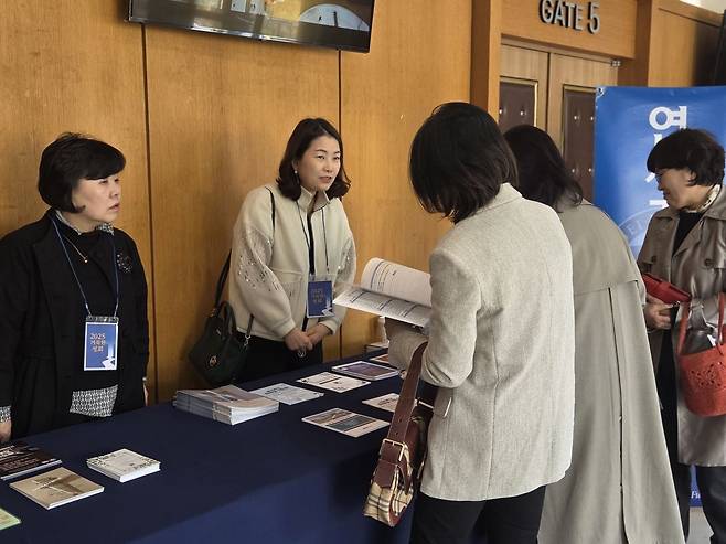 기독학부모들이 초중고부터 대학교까지 학교별 학부모 기도회를 소개하는 팜플렛을 나누고 있다.