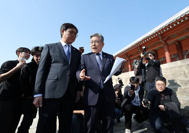 최휘영 문화체육관광부 장관과 허민 국가유산청장이 7일 역사문화환경 보존지역 바깥에서의 개발 규제 완화 조례에 대한 대법원 판결과 관련해 서울 종묘를 찾아 전경을 점검하고 있다. 2025.11.7 / 사진=연합뉴스