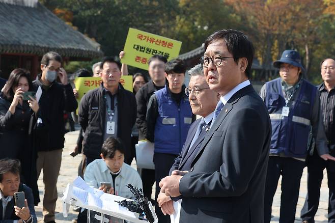 최휘영 문화체육관광부 장관과 허민 국가유산청장이 7일 서울 종묘에서 종묘 앞 개발 규제 완화 관련 대법원 판결에 대한 입장 발표 기자회견을 준비하던 중 세운 4구역 주민 등에게 항의를 받고 있다. 2025.11.7 / 사진=연합뉴스