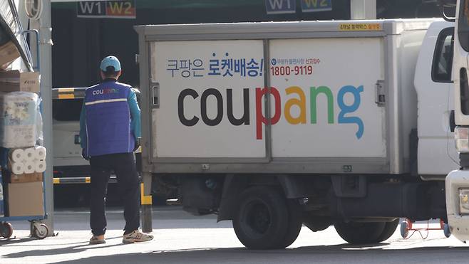 쿠팡 근로자가 물품을 나르고 있다. [이승환 기자]