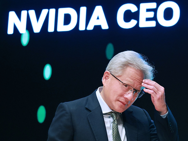 젠슨 황 엔비디아 최고경영자가 지난달 31일 2025년 아시아태평양경제협의체(APEC) 경주 엔비디아 기자간담회에 입장하는 모습. [사진=연합뉴스]