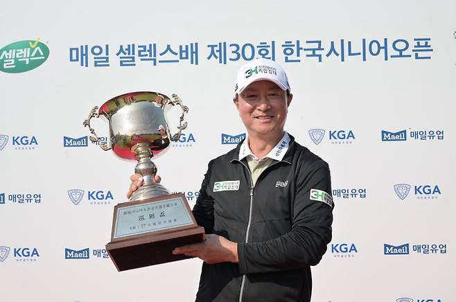 매일 셀렉스배 제30회 한국시니어오픈골프선수권대회 정상에 오른 황인춘이 우승컵을 들고 환하게 웃고 있다. KGA