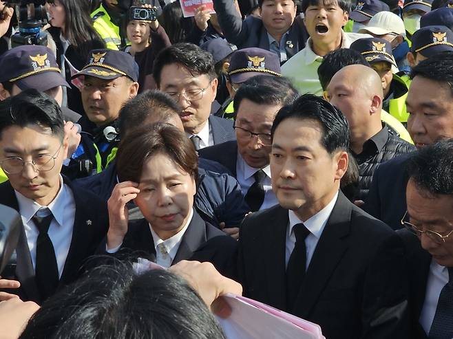 장동혁 국민의힘 대표(왼쪽 셋째)가 지난 6일 오후 광주 북구에 있는 국립 5·18민주묘지를 참배하려다 저지당하고 있다. [사진 출처 = 뉴스1]