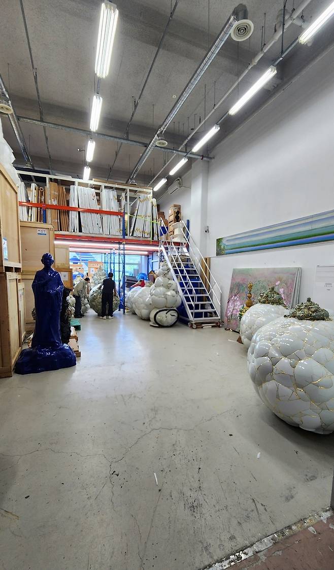 조각가 이수경의 삼송 작업실 전경.