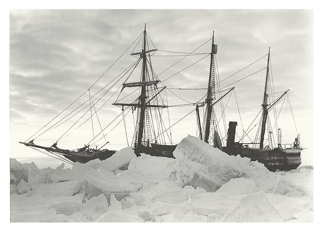남극의 얼음에 갇힌 인듀어런스호. 남극 횡단은 탐험대장 섀클턴 경의 좌초된 꿈이었지만 이 실패는 20세기 가장 위대한 실패로 기록됐다. [프랭크 헐리]