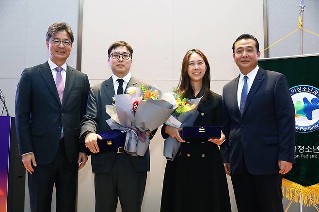 왼쪽부터 김한석 대한소아청소년과학회 이사장, 서은섭 지니너스 책임연구원, 이다혜 중앙대병원 조교수, 이원재 두산연강재단 대표이사. 두산연강재단