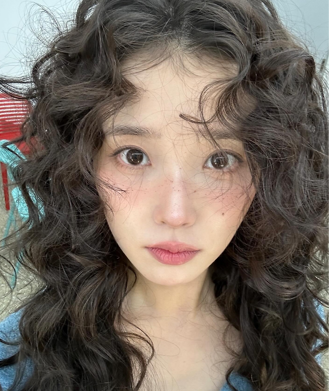 가수 아이유가 14가지 서로 다른 헤어스타일을 공개했다. 사진=아이유 sns