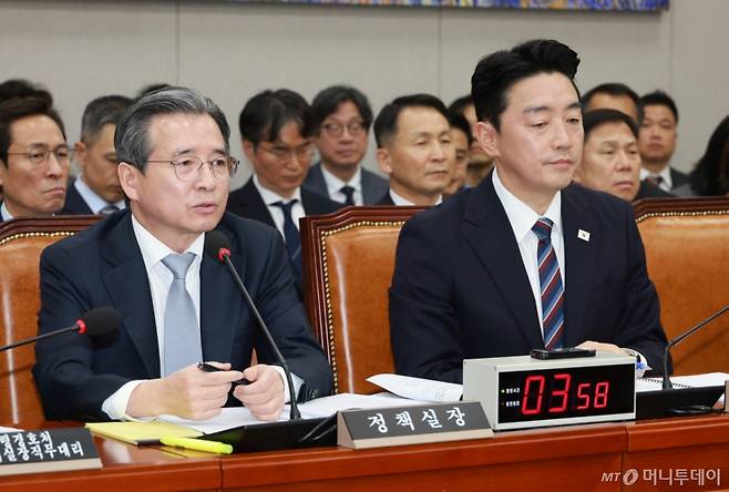 [서울=뉴시스] 고승민 기자 = 김용범 대통령실 정책실장이 6일 서울 여의도 국회에서 열린 운영위원회의 대통령비서실 등 국정감사에서 의원 질의에 답변하고 있다. 2025.11.06. kkssmm99@newsis.com /사진=고승민