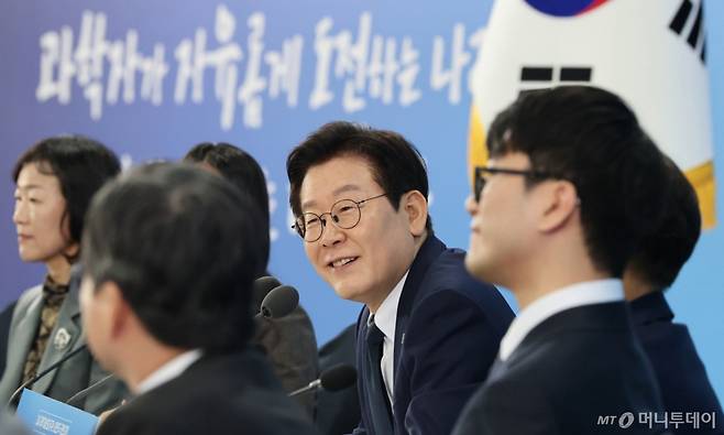 (대전=뉴스1) 김기태 기자 = 이재명 대통령이 7일 오후 대전 유성구 국립중앙과학관에서 열린 다시 과학기술인을 꿈꾸는 대한민국 국민보고회에서 참석자의 발언을 듣고 있다. 2025.11.7/뉴스1 Copyright (C) 뉴스1. All rights reserved. 무단 전재 및 재배포, AI학습 이용 금지. /사진=(대전=뉴스1) 김기태 기자