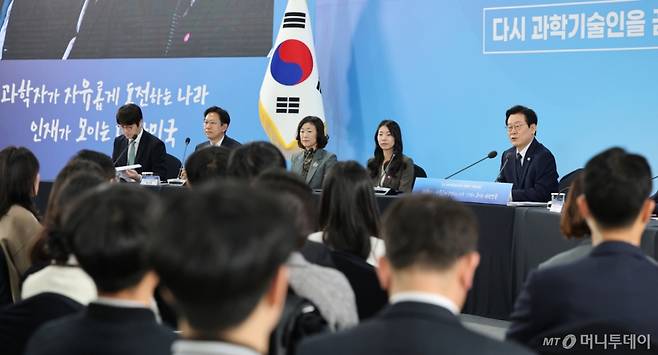 (대전=뉴스1) 김기태 기자 = 이재명 대통령이 7일 오후 대전 유성구 국립중앙과학관에서 열린 다시 과학기술인을 꿈꾸는 대한민국 국민보고회에서 발언하고 있다. 2025.11.7/뉴스1 Copyright (C) 뉴스1. All rights reserved. 무단 전재 및 재배포, AI학습 이용 금지. /사진=(대전=뉴스1) 김기태 기자