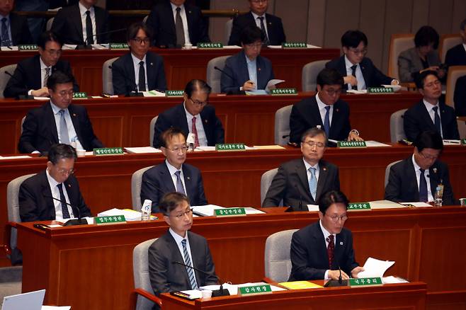 민주당이 이달 중 배당소득 분리과세 최고세율을 확정할 방침인 가운데 김민석 국무총리는 배당소득 분리과세에 대한 입장을 밝히기도 했다.사진은 김민석 국무총리를 비롯한 관계부처 장관들이 7일 오전 서울 여의도 국회에서 열린 예산결산특별위원회 전체회의에서 출석해 있는 모습. /사진=뉴시스