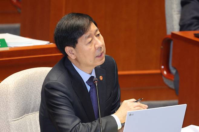 구윤철 부총리 겸 기획재정부 장관은 한병도 예결위원장이 한미 관세 협상으로 인한 대규모 대미 투자로 외환보유액이 감소할 수 있다는 우려를 제기하자 "외환보유액은 4200억달러 수준을 유지할 수 있다"고 일축했다. 사진은 구윤철 경제부총리 겸 기획재정부 장관이 7일 서울 여의도 국회에서 열린 예산결산특별위원회 전체회의에서 의원 질의에 답변하고 있는 모습. /사진=뉴스1