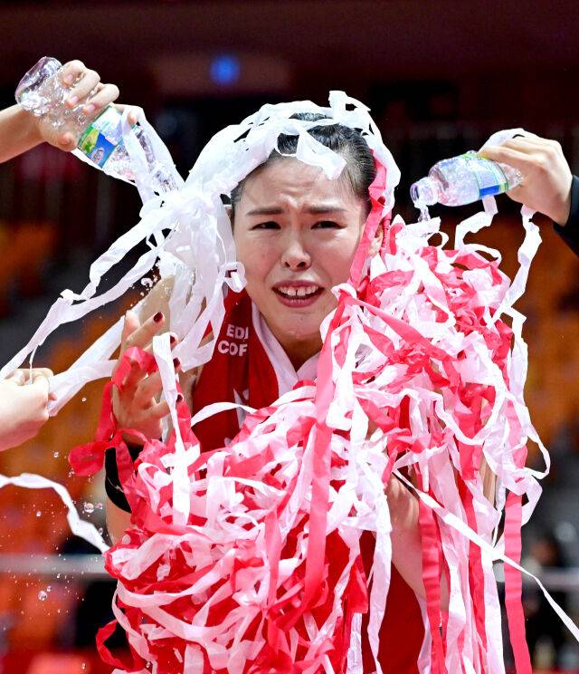 시마무라가 동료들의 물세례를 받으며 놀라고 있다 / 한국배구연맹(KOVO)