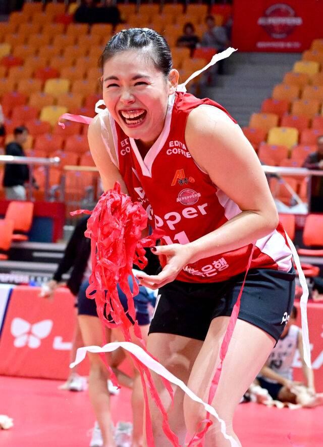 시마무라가 동료들의 축하를 받으며 기뻐하고 있다 / 한국배구연맹(KOVO)