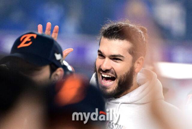 2025년 10월 24일 오후 대전한화생명볼파크에서 열린 '2025 신한 SOL BANK KBO 포스트 시즌' 삼성 라이온즈와 한화 이글스의 플레이오프(PO) 5차전 경기한화 폰세가 11-2로 승리하며 한국시리즈 진출을 확정한 뒤 기뻐하고 있다./마이데일리