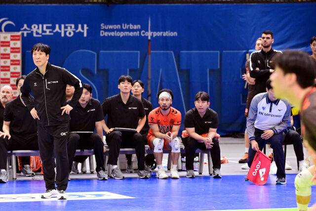외국인 선수가 빠진 4세트 신영철 감독이 경기를 지켜보고 있다. / 한국배구연맹 (KOVO)