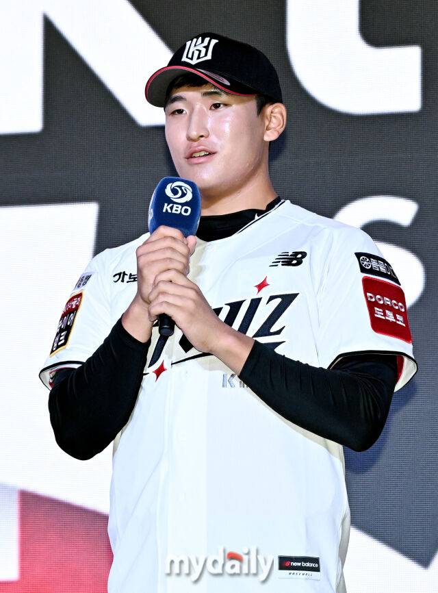 전주고 박지훈이 17일 오후 서울 잠실 롯데호텔에서 진행된 '2026 KBO 신인 드래프트'에서 1라운드 6순위로 KT위즈에 지명된 뒤 소감을 말하고 있다. 이번 드래프트는 전면 드래프트 방식으로 총 11라운드에 걸쳐 진행되며, 총 1,261명의 대상자 중 최대 110명이 KBO 10개 구단의 새 식구로 합류하게 된다. 지명 순서는 2024시즌 최종 순위 역순에 따라 키움 히어로즈를 시작으로 NC 다이노스, 한화 이글스, 롯데 자이언츠, SSG 랜더스, KT 위즈, 두산 베어스, LG 트윈스, 삼성 라이온즈, KIA 타이거즈 순으로 진행된다./마이데일리