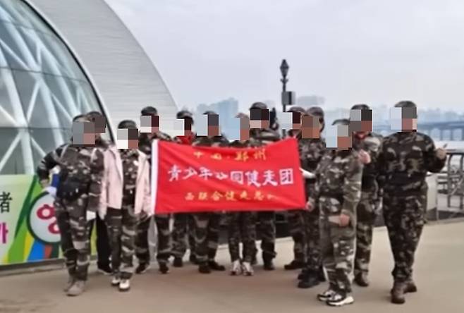 서울 한강공원에 군복 차림의 중국인들이 행진하는 모습이 온라인 상에 퍼지며 논란이다. [SNS]