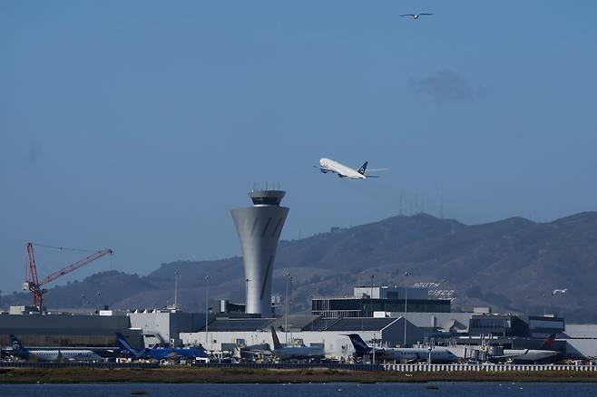 유나이티드 항공사 여객기가 6일(현지시간) 샌프란시스코 국제공항에서 이륙하고 있다. [AP]