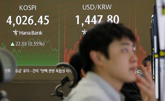 6일 서울 중구 하나은행 본점 딜링룸에서 딜러가 업무를 보고 있다. 이날 코스피지수는 전장보다 22.03포인트(0.55%) 오른 4026.45에, 코스닥지수는 3.72포인트(0.41%) 하락한 898.17에 장을 마감했다. [연합]