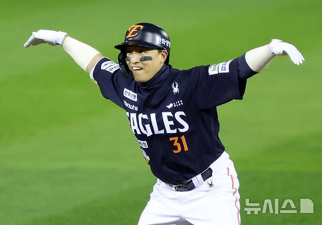 [서울=뉴시스] 홍효식 기자 = 27일 오후 서울 송파구 잠실야구장에서 열린 2025 KBO 한국시리즈 2차전 한화 이글스와 LG 트윈스의 경기, 1회초 2사 주자없는 상황에서 한화 손아섭이 2루타를 친 뒤 세리머니하고 있다. 2025.10.27. yesphoto@newsis.com