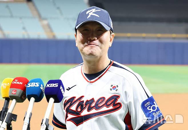 [서울=뉴시스] 최진석 기자 = 류지현 야구 국가대표팀 감독이 4일 서울 고척스카이돔에서 훈련에 앞서 인터뷰하고 있다. 2025.11.04. myjs@newsis.com