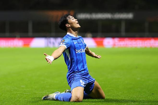 [브라가=AP/뉴시스] 헹크(벨기에)의 오현규가 6일(현지 시간) 포르투갈 브라가의 이스타디우 무니시팔 드 브라가에서 열린 유럽축구연맹(UEFA) 콘퍼런스리그(UECL) 리그 페이즈 4차전 브라가(포르투갈)와 경기 후반 14분 팀 세 번째 골을 넣고 세리머니하고 있다. 헹크가 4-3으로 승리해 2승1무1패 13위로 올라섰다. 2025.11.07.