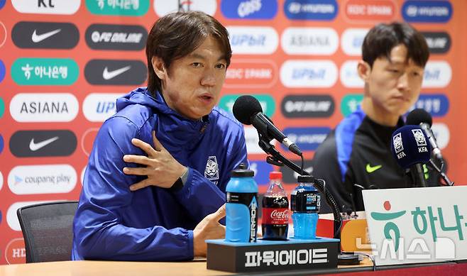 [고양=뉴시스] 김선웅 기자 = 파라과이와 평가전을 앞둔 대한민국 축구대표팀 홍명보 감독이 지난달 13일 경기 고양시 고양종합운동장에서 기자회견을 하고 있다. 2025.10.13. mangusta@newsis.com