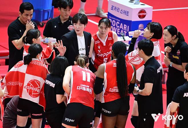 [서울=뉴시스] 여자배구 페퍼저축은행 선수단이 6일 광주페퍼스타디움에서 열린 진에어 2025~2026 V-리그 여자부 GS칼텍스와의 경기에서 작전 시간을 갖고 있다. (사진=KOVO 제공) 2025.11.06. *재판매 및 DB 금지