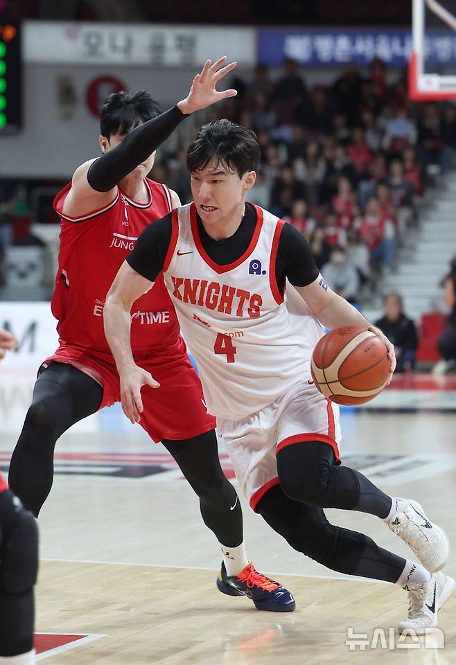 [안양=뉴시스] 김선웅 기자 = 7일 경기 안양시 정관장 아레나에서 열린 2025-2026 프로농구 안양 정관장 vs 서울 SK의 경기, SK 김낙현이 수비를 피해 드리블하고 있다. 2025.11.07. mangusta@newsis.com