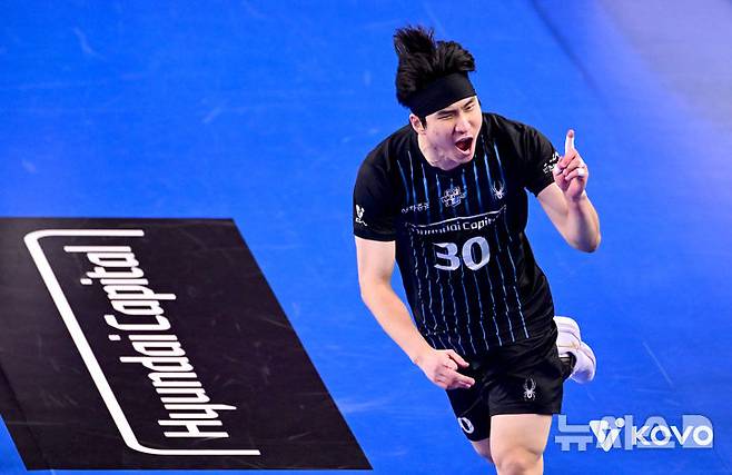 [서울=뉴시스] 남자배구 현대캐피탈 신호진이 7일 천안유관순체육관에서 열린 진에어 2025~2026 V-리그 남자부 우리카드와의 경기에서 득점에 성공한 뒤 환호하고 있다. (사진=KOVO 제공) 2025.11.07