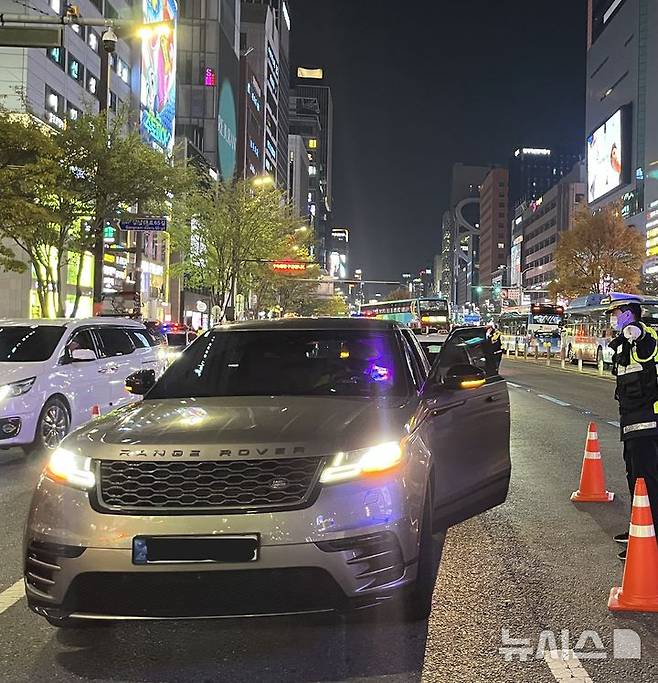 [서울=뉴시스] 박정영 수습기자 = 서울경찰청과 서울 강남경찰서 소속 경찰관이 7일 오후 서울 강남구 강남역사거리 일대에서 대대적인 음주운전 단속을 벌이고 있다. 2025.11.07. us06037@newsis.com