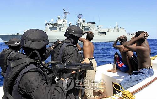 체포된 소말리아 해적 [EPA 연합뉴스 자료사진]