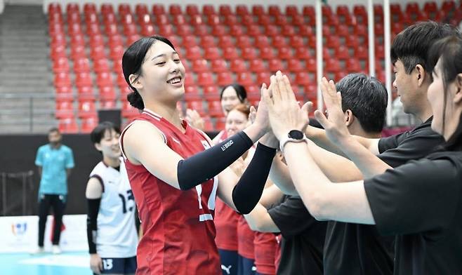 하이파이브 하는 U-16 여자배구 대표팀의 손서연(17번). 아시아배구연맹 페이스북 캡처