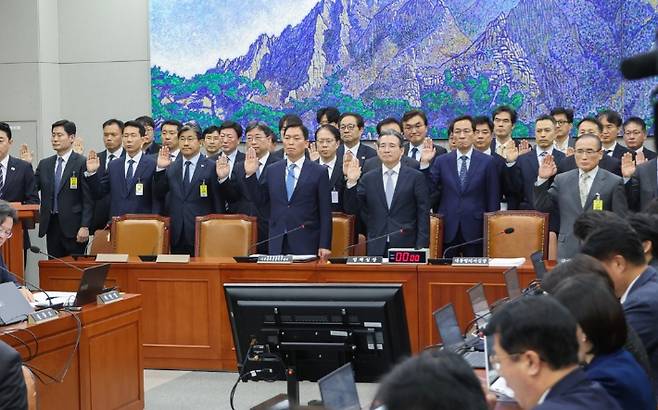 강훈식 대통령 비서실장과 위성락 국가안보실장을 비롯한 참석 증인들이 6일 서울 여의도 국회에서 열린 운영위원회의 대통령비서실과 국가안보실, 대통령경호처 등에 대한 국정감사에서 증인선서를 하고 있다. 연합뉴스