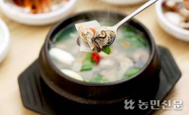 제철 음식 전문점 ‘동해식당’의 굴국밥