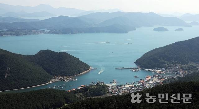 미륵산 정상에서 내려다본 한려수도.