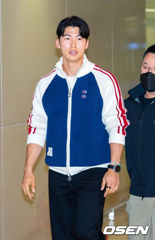 [OSEN=인천공항, 민경훈 기자] 미국프로야구 메이저리그(MLB)&nbsp;LA 다저스의 김혜성이 6일 오후 인천국제공항을 통해 귀국했다.김혜성은 메이저리그 진출 첫 해 우승반지를 거머쥐는 영광을 누렸다. 한국인 메이저리거 야수로는 역대 최초로 월드시리즈 우승반지를 차지한 김혜성은 올해 71경기 출전, 타율 0.280(161타수 45안타), 3홈런 17타점 19득점, 13도루(1실패), 출루율 0.314 장타율 0.385, OPS 0.699의 기록으로 정규시즌을 마무리했다.김혜성이 입국장에서 걸어 나오고 있다. 2025.11.06 /rumi@osen.co.kr