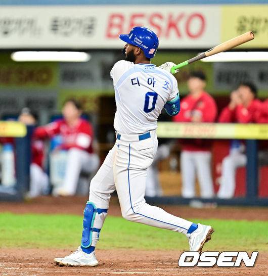 [OSEN=대구, 박준형 기자] 프로야구 삼성 라이온즈가 약속의 8회를 연출했다. 외국인 타자 르윈 디아즈와 이재현의 백투백 홈런을 앞세워 SSG 랜더스를 꺾고 플레이오프 진출에 성공했다. 삼성은 14일 대구삼성라이온즈파크에서 열린 SSG와의 준플레이오프 4차전에서 8회 디아즈와 이재현의 백투백 홈런에 힘입어 5-2로 승리했다. 이로써 시리즈 전적 3승 1패로 플레이오프 진출 티켓을 거머 쥐었다. 8회말 2사 1루 삼성 디아즈가 결승 2점 홈런을 날리고 있다.   2025.10.14 / soul1014@osen.co.kr