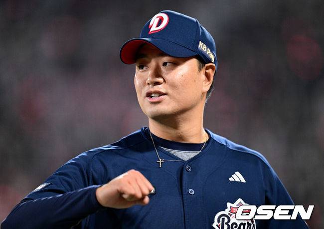 [OSEN=수원, 최규한 기자] 26일 오후 경기도 수원 KT위즈파크에서 ‘2025 신한 SOL Bank KBO리그’ KT 위즈와 두산 베어스의 경기가 열렸다.홈팀 KT는 소형준, 방문팀 두산은 최승용을 선발로 내세웠다.8회말 KT 공격을 무실점으로 막아낸 두산 투수 이영하가 더그아웃으로 향하며 기뻐하고 있다. 2025.03.26 / dreamer@osen.co.kr