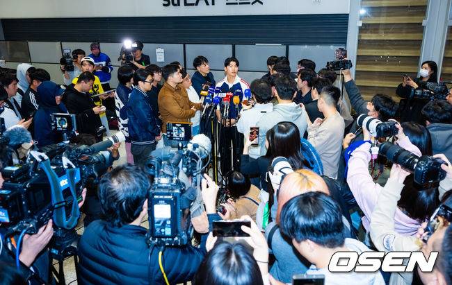 [OSEN=인천공항, 민경훈 기자] 미국프로야구 메이저리그(MLB)&nbsp;LA 다저스의 김혜성이 6일 오후 인천국제공항을 통해 귀국했다.김혜성은 메이저리그 진출 첫 해 우승반지를 거머쥐는 영광을 누렸다. 한국인 메이저리거 야수로는 역대 최초로 월드시리즈 우승반지를 차지한 김혜성은 올해 71경기 출전, 타율 0.280(161타수 45안타), 3홈런 17타점 19득점, 13도루(1실패), 출루율 0.314 장타율 0.385, OPS 0.699의 기록으로 정규시즌을 마무리했다.김혜성이 입국장 앞에서 인터뷰를 하고 있다. 2025.11.06 /rumi@osen.co.kr