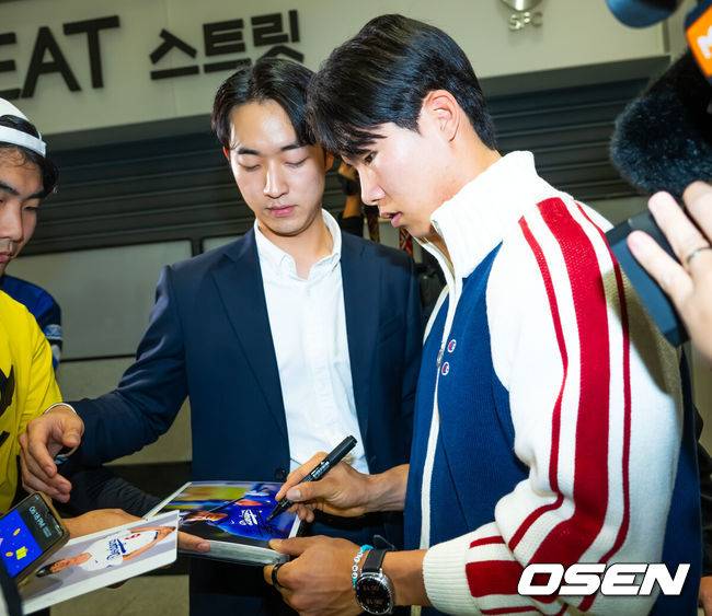 [OSEN=인천공항, 민경훈 기자] 미국프로야구 메이저리그(MLB)&nbsp;LA 다저스의 김혜성이 6일 오후 인천국제공항을 통해 귀국했다.김혜성은 메이저리그 진출 첫 해 우승반지를 거머쥐는 영광을 누렸다. 한국인 메이저리거 야수로는 역대 최초로 월드시리즈 우승반지를 차지한 김혜성은 올해 71경기 출전, 타율 0.280(161타수 45안타), 3홈런 17타점 19득점, 13도루(1실패), 출루율 0.314 장타율 0.385, OPS 0.699의 기록으로 정규시즌을 마무리했다.김혜성이 입국장 앞에서 팬들에게 사인을 해주고 있다. 2025.11.06 /rumi@osen.co.kr