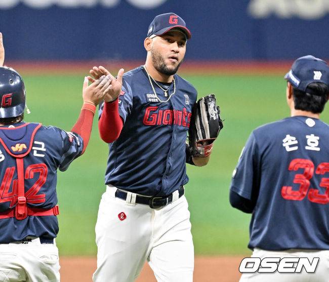 [OSEN=고척, 민경훈 기자] 23일 오후 서울 고척스카이돔에서 ‘2025 신한 SOL Bank KBO리그’ 키움 히어로즈와 롯데 자이언츠의 경기가 열렸다.이 경기에서 롯데는 키움에 4-1로 승리했다.&nbsp;롯데 선발투수 박세웅은 7이닝 동안 95구를 던지며 6피안타 1사구 6탈삼진 1실점으로 호투, 시즌 10승째를 따냈다. 내복사근 부상에서 회복, 이날 1군 엔트리에 복귀한 고승민은 3타수 2안타 1타점으로 활약했다. 레이예스는 4타수 3안타 3타점을 기록했다.&nbsp;경기를 마치고 롯데 레이예스가 동료들과 하이파이브를 하고 있다. 2025.07.23 / rumi@osen.co.kr