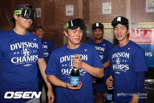 [사진] 김혜성(오른쪽)과 다저스 동료들. ⓒGettyimages(무단전재 및 재배포 금지)