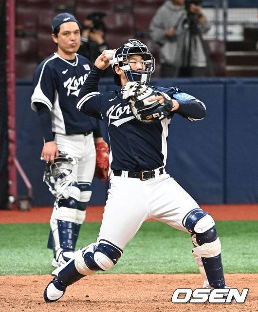 [OSEN=고척, 조은정 기자]류지현 감독이 이끄는 야구 대표팀이 5일 고척스카이돔에서 훈련을 진행했다.대표팀은 오는 8일과 9일 고척스카이돔에서 열리는 2025 K-베이스볼 시리즈 체코 대표팀과의 2경기를 시작으로 15일과 16일 양일에 걸쳐 도쿄돔에서 일본 대표팀과 2경기를 치른다. 야구대표팀 최재훈이 훈련을 하고 있다. 2025.11.05 /cej@osen.co.kr