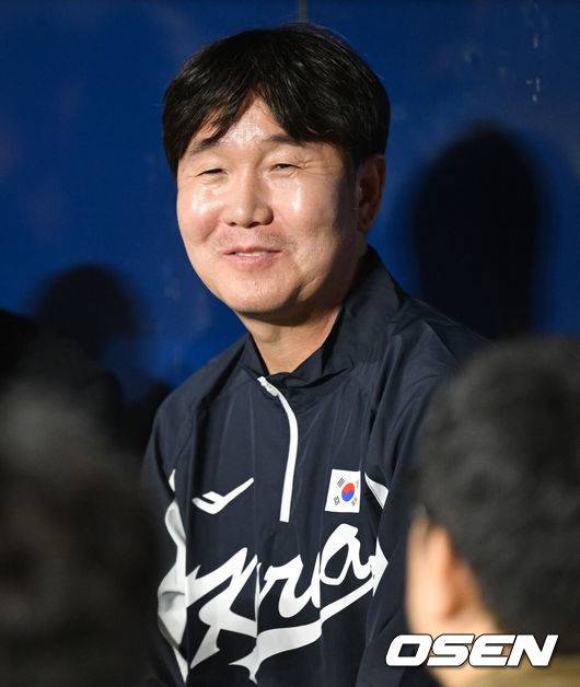 [OSEN=고척, 조은정 기자]류지현 감독이 이끄는 야구 대표팀이 5일 고척스카이돔에서 훈련을 진행했다.대표팀은 오는&nbsp;8일과 9일&nbsp;고척스카이돔에서 열리는 2025 K-베이스볼 시리즈 체코 대표팀과의 2경기를 시작으로&nbsp;15일과 16일 양일에 걸쳐 도쿄돔에서 일본 대표팀과 2경기를 치른다.&nbsp;야구대표팀 류지현 감독이 인터뷰를 하고 있다. 2025.11.05 /cej@osen.co.kr