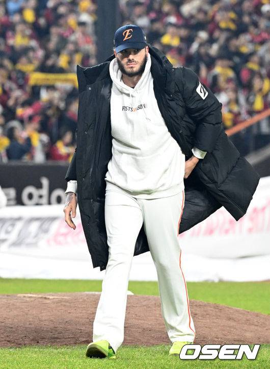 [OSEN=대전, 이대선 기자] 이변은 없었다. 2025시즌 우승팀은 무적 LG 트윈스다. 프로야구 LG 트윈스는 31일 대전 한화생명볼파크에서 열린 2025 신한 SOL뱅크 KBO 한국시리즈(7전 4선승제) 한화 이글스와의 5차전에서 4-1로 승리했다.정규시즌 1위 LG는 시리즈 전적 4승 1패로 통합우승 금자탑을 쌓았다. LG의 통합우승은 1990년, 1994년, 2023년에 이은 통산 4번째로, 염경엽 감독은 2023년 부임 후 3년 사이 팀을 두 차례나 정상에 올려놓는 위대한 업적을 달성했다. 2023년 1위, 2024년 3위, 2025년 1위로 KBO리그에 트윈스 왕조 시대를 활짝 열었다. 반면 2위 한화는 플레이오프를 거쳐 2006년 이후 19년 만에 한국시리즈 무대를 밟았지만, LG의 벽을 넘지 못하며 1999년 이후 26년 만에 통산 두 번째 우승이 무산됐다. 경기 종료 후 한화 폰세가 마운드 흙을 가져가고 있다. 2025.10.31 /sunday@osen.co.kr