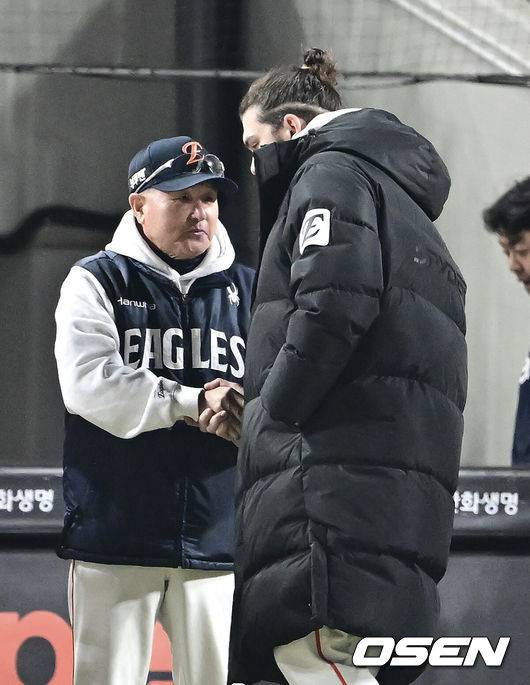 [OSEN=대전, 박준형 기자] 프로야구 한화 이글스가 극적인 역전승으로 반격에 성공했다. 한화는 29일 대전 한화생명볼파크에서 열린 2025 신한 SOL뱅크 KBO 한국시리즈 3차전 LG 트윈스와의 경기에서 7-3 역전승을 거뒀다. 1차전과 2차전을 모두 내준 한화는 이날 승리로 시리즈 전적 1승 2패 추격을 시작했다. 경기종료 후 한화 김경문 감독이 폰세와 악수를 나누고 있다2025.10.29 / soul1014@osen.co.kr